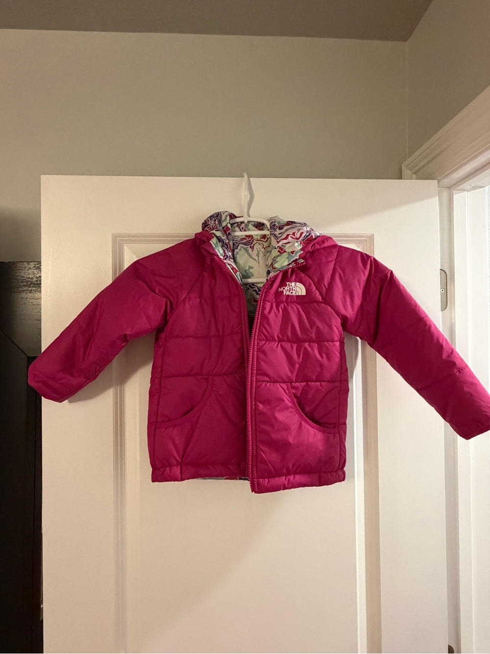 Girls reversible hooded North Face jacket size 4T. EUC